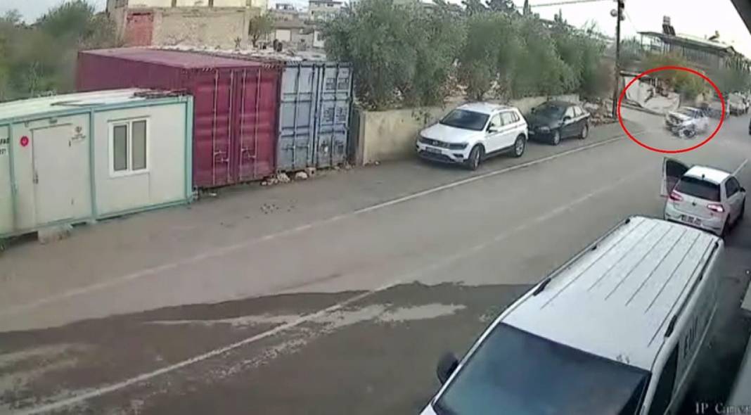 Otomobille çarpışan motosiklet sürücüsü havada taklalar attı 3